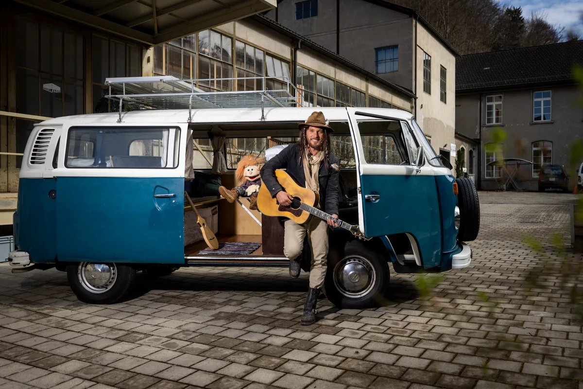 Kristian Trafelet mit seinem Bus vor der Nagelfabrik, was die Kulisse sein wird.
